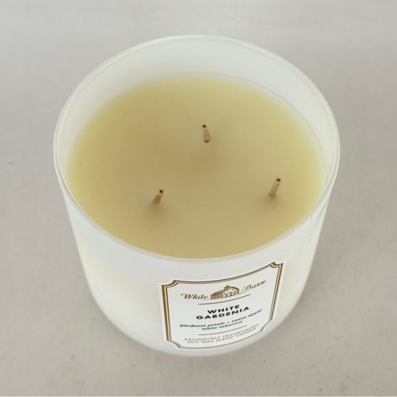Bath & Body Works White Barn White Gardenia 3-Wick Candle 14.5oz NEW - Picture 3 of 6